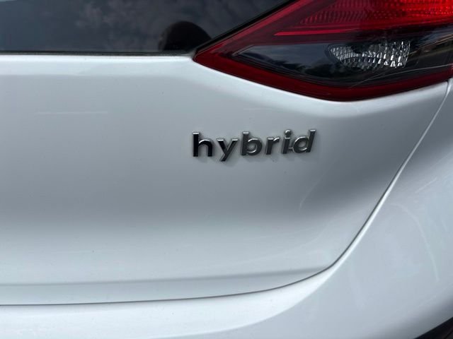 Used 2020 White Hyundai SE image 10