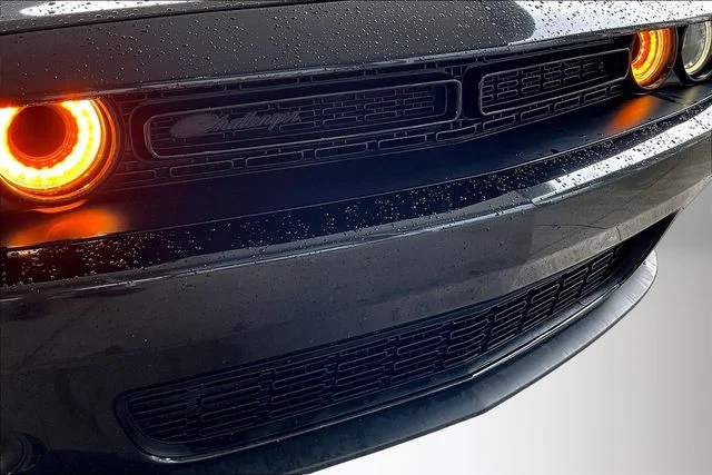 Used 2019 Black Dodge SXT image 27