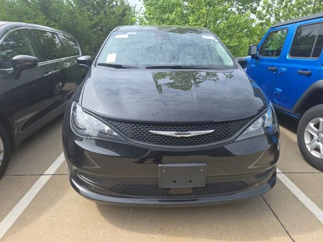 Used 2023 Black Chrysler LX image 3