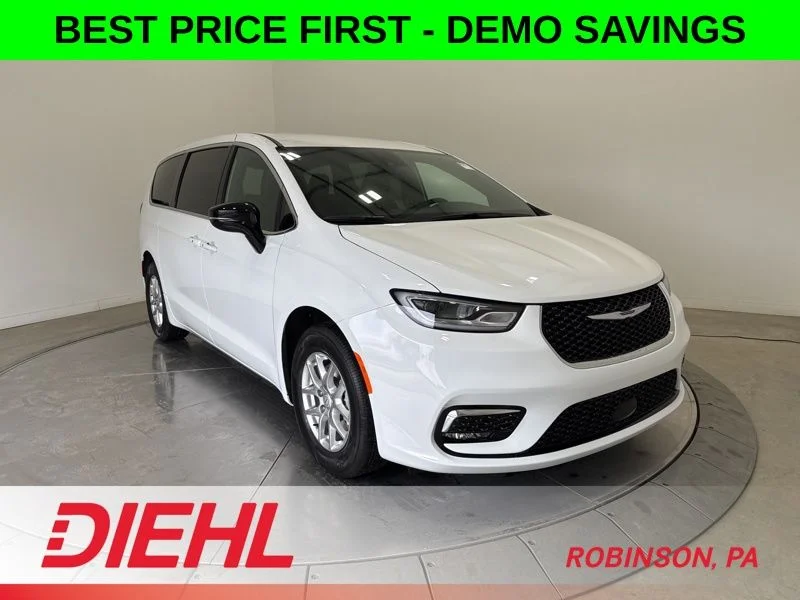 2026 Chrysler Pacifica Select's photo