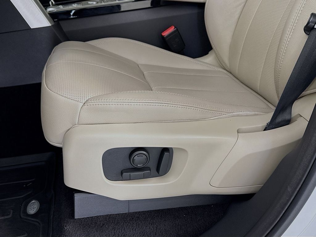 Used 2018 White Land Rover HSE image 21