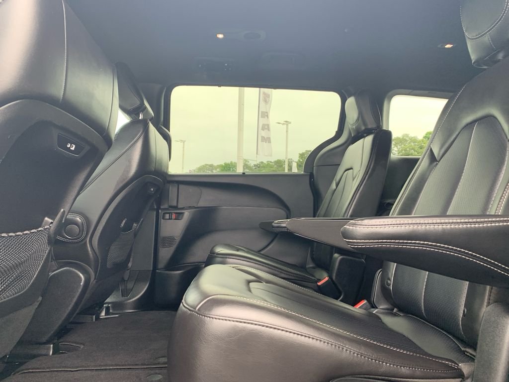 Used 2025 Black Chrysler Select image 22
