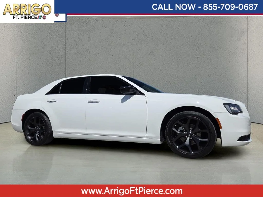 2023 Chrysler 300 Touring's photo