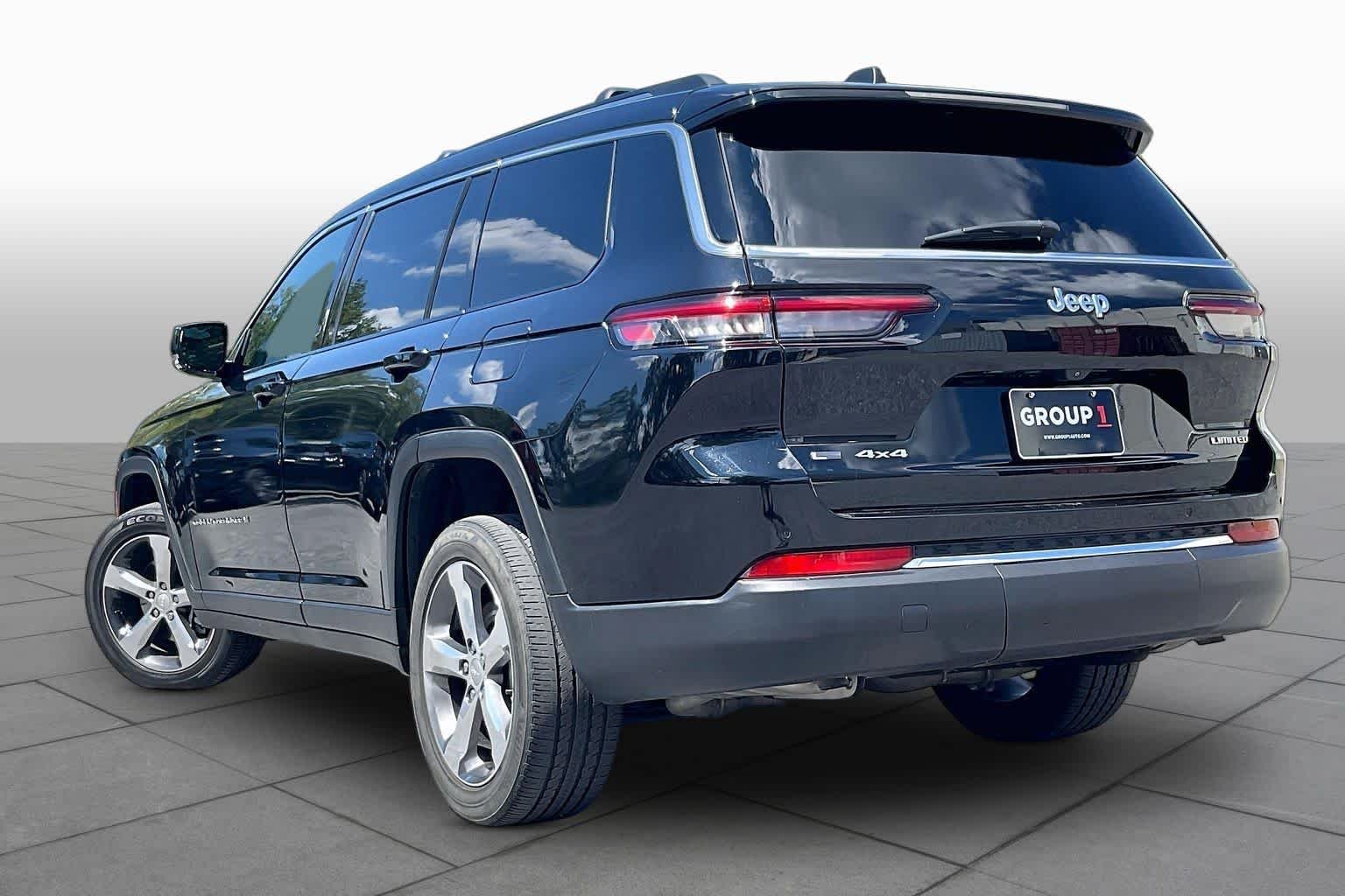Used 2022 Diamond Black Crystal Pearlcoat Jeep Limited image 11