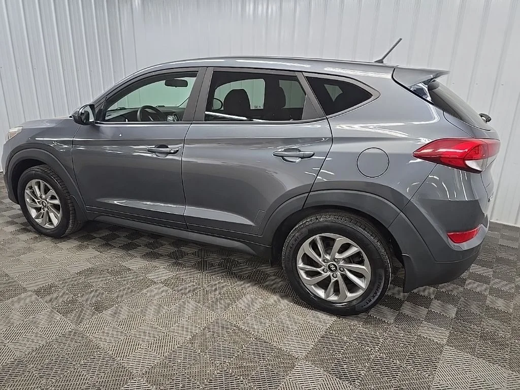 Used 2018 Gray Hyundai SE image 4