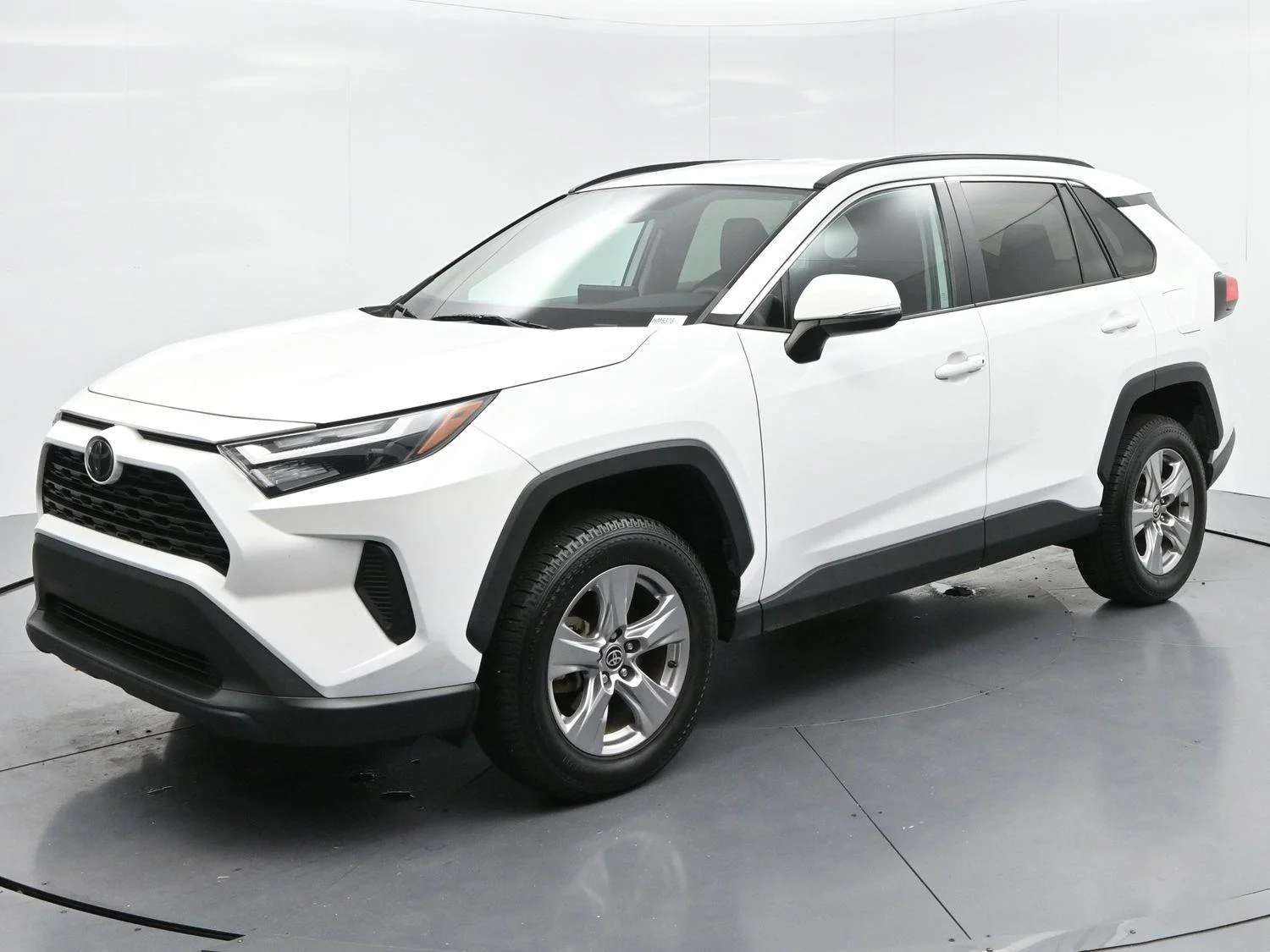 Used 2022 White Toyota XLE image 3
