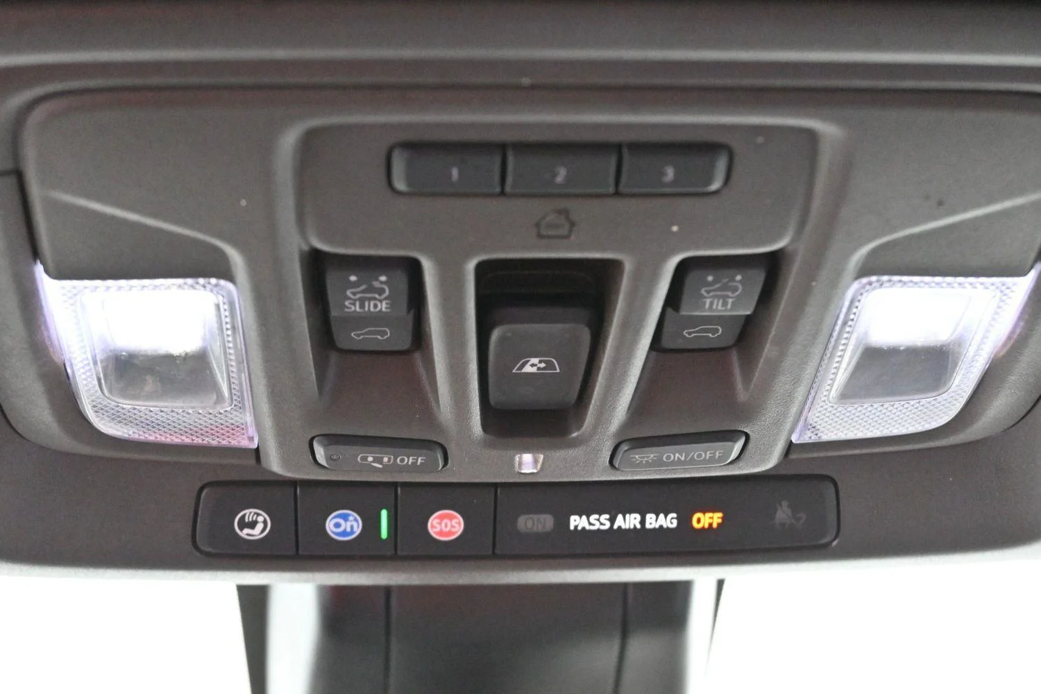 Used 2022 White Frost Tricoat GMC Denali image 36