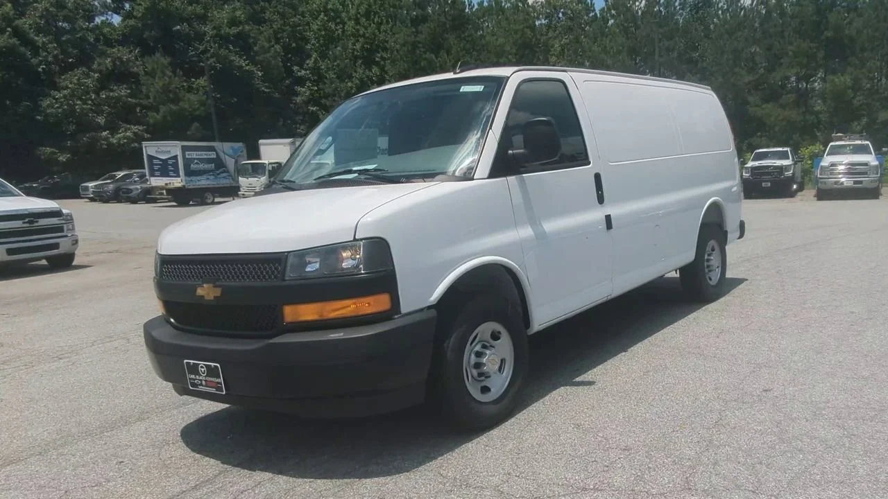 New 2025 Summit White Chevrolet WT image 4