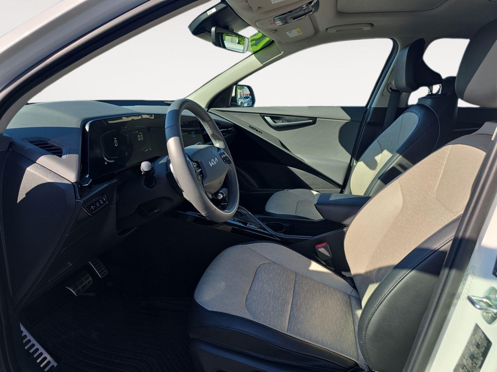 Used 2023 Snow White Pearl Kia SX Touring image 10