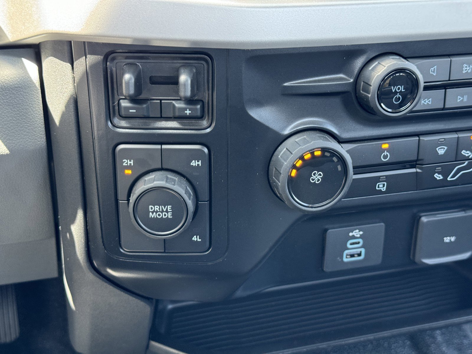 New 2024 Oxford White Ford F-350® XL image 15
