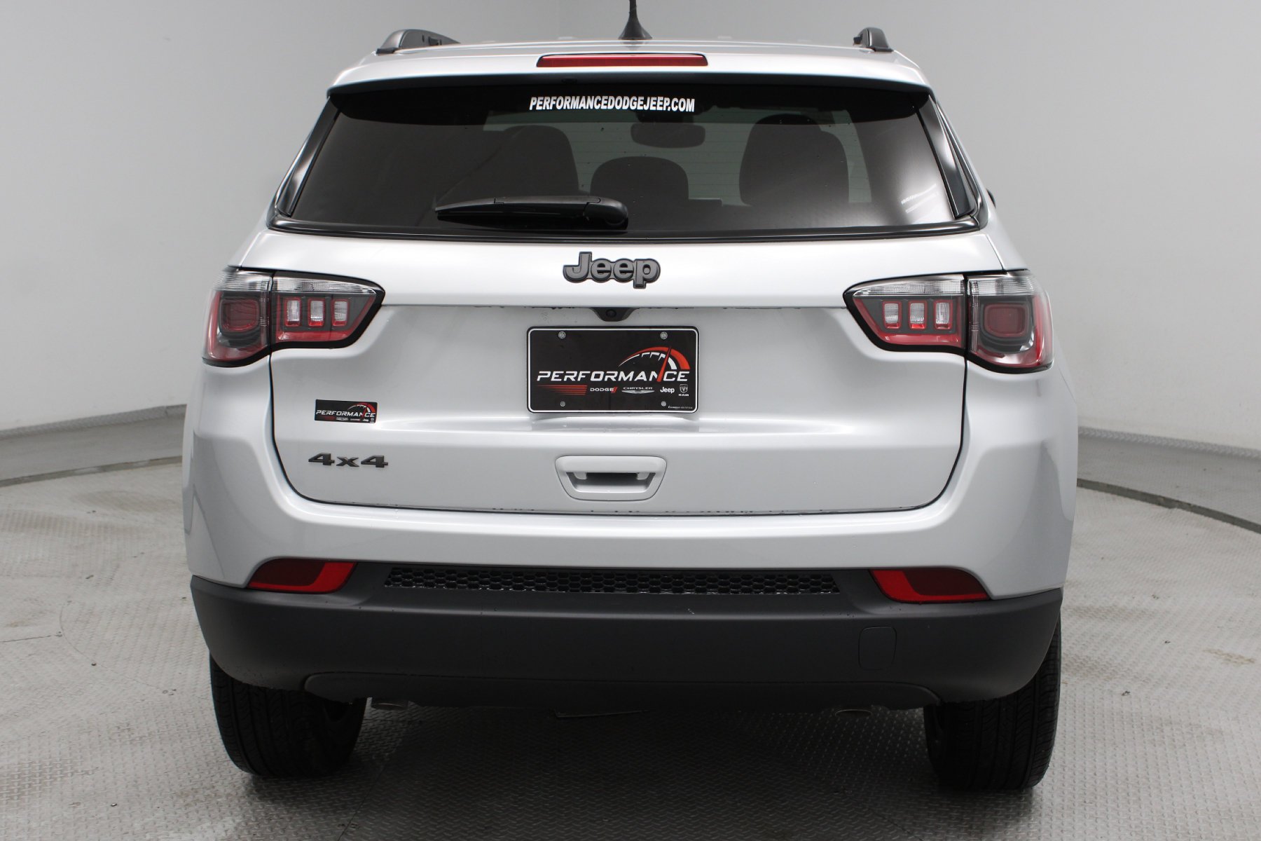 New 2026 Silver Zynith Metallic Clear-Coat Exterior Paint Jeep Latitude Altitude 4x4 image 30
