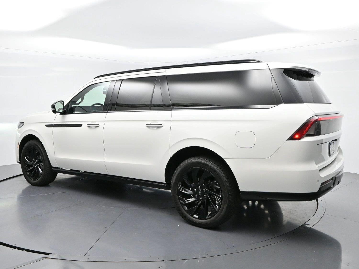 Used 2026 Pristine White Metallic Tri-coat Lincoln Reserve image 5