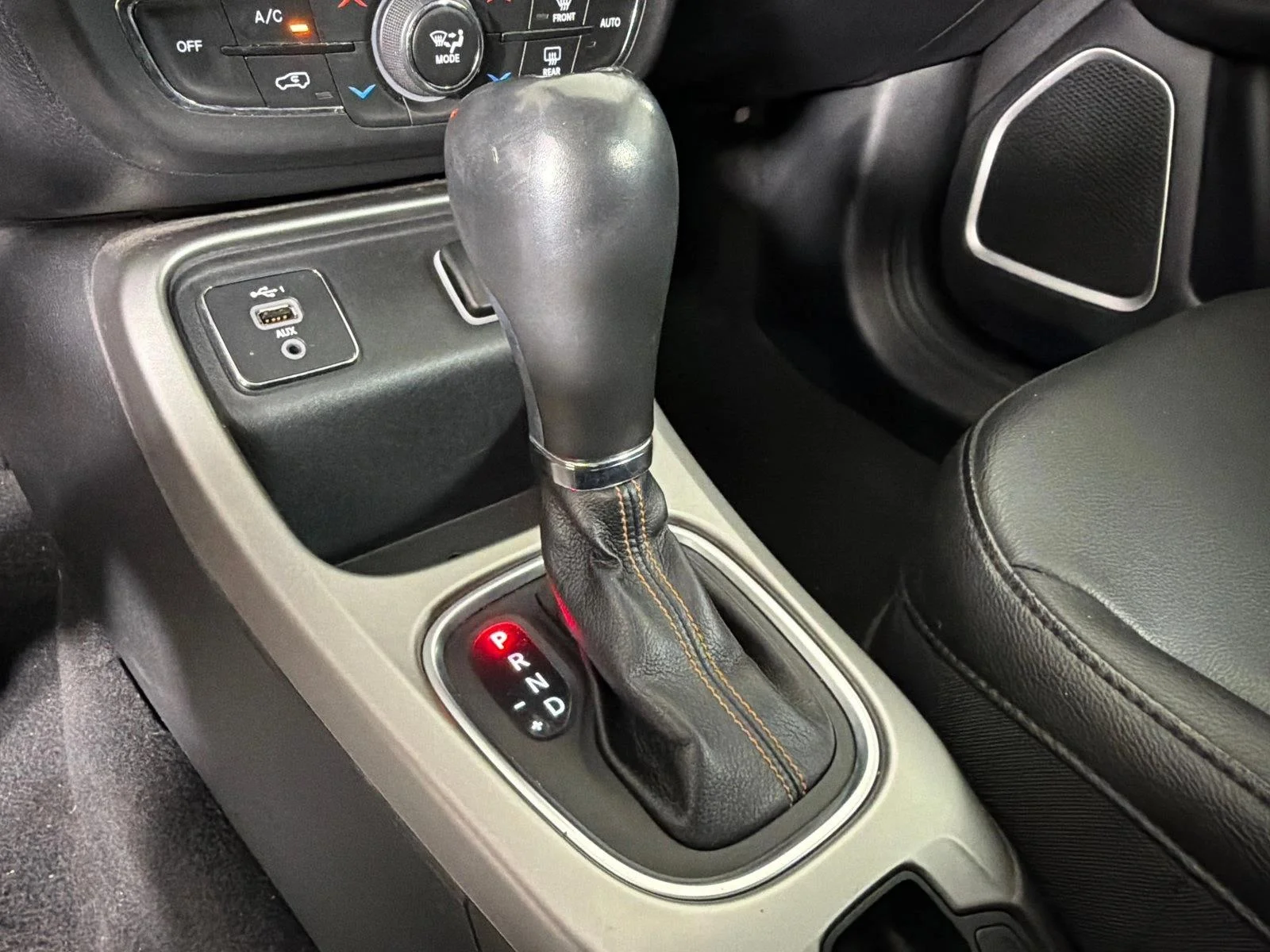 Used 2021 Silver Jeep Latitude image 30