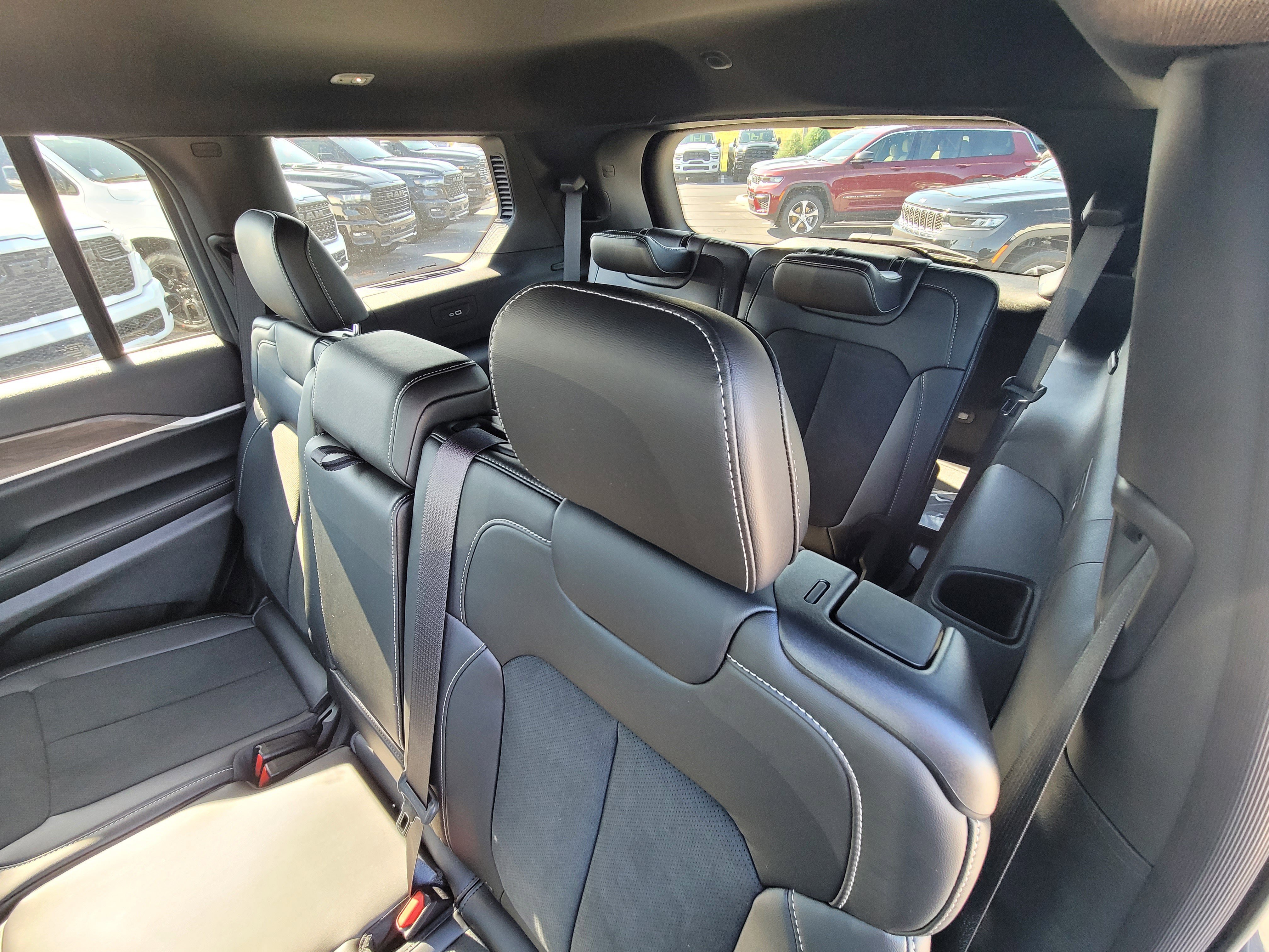New 2026 Diamond Black Crystal Pearl-Coat Exterior Paint Jeep Altitude image 9