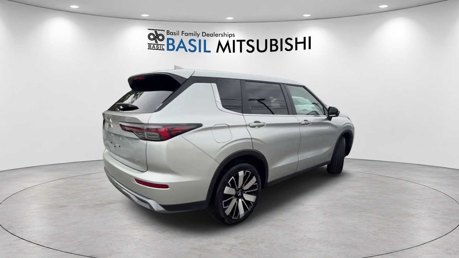 Used 2025 Alloy Silver Metallic Mitsubishi SE image 7