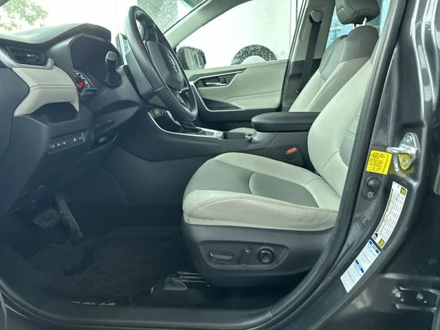 Used 2020 Gray Toyota XLE Premium image 13