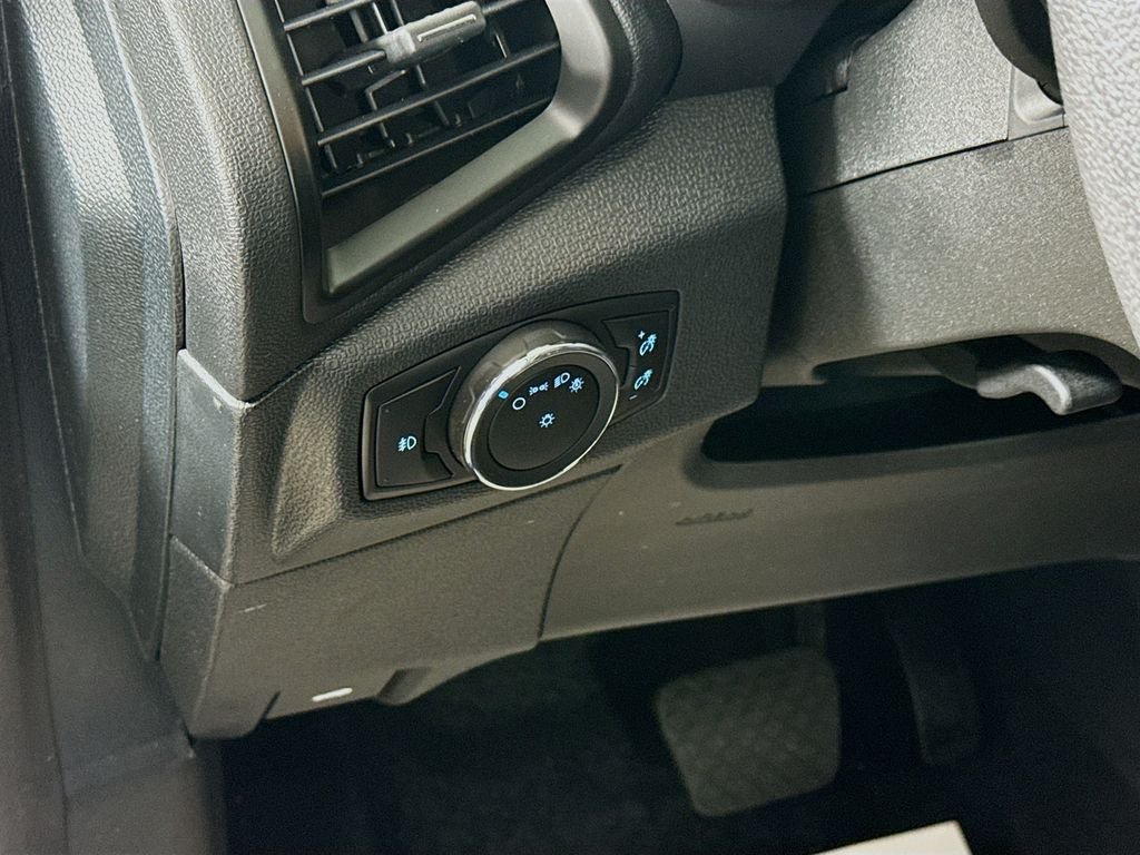Used 2022 Lightning Blue Metallic Ford SE image 16
