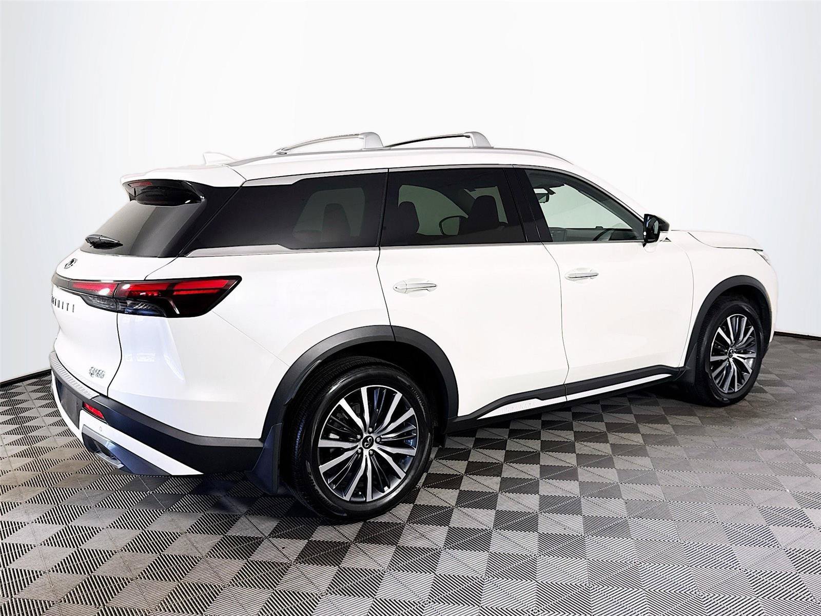 Used 2024 Majestic White INFINITI Sensory image 5