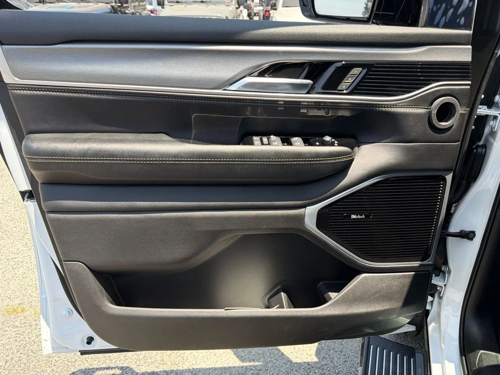New 2026 Bright White Clear-Coat Exterior Paint Jeep  image 19