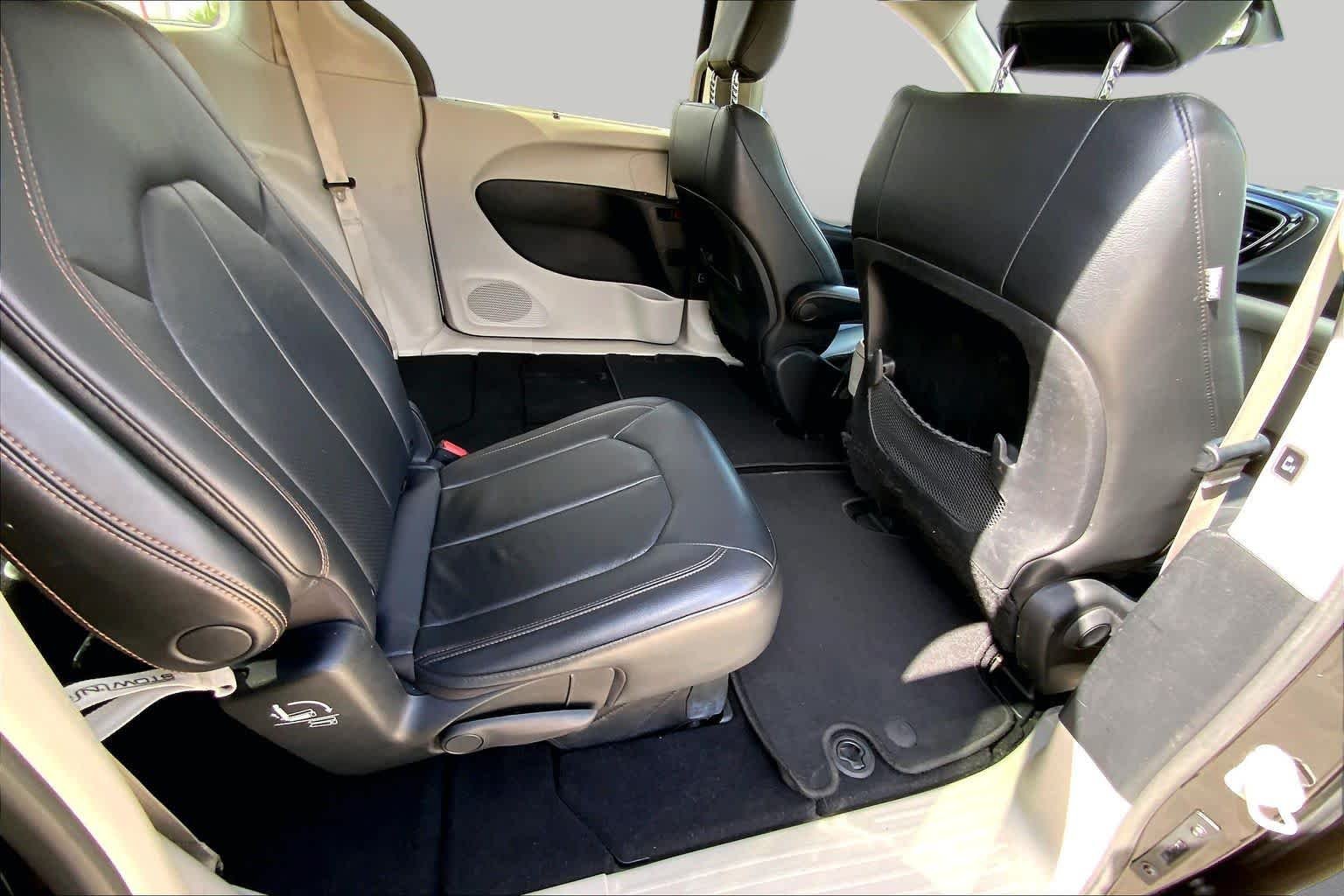 Used 2020 Brilliant Black Crystal Pearlcoat Chrysler Touring L image 19