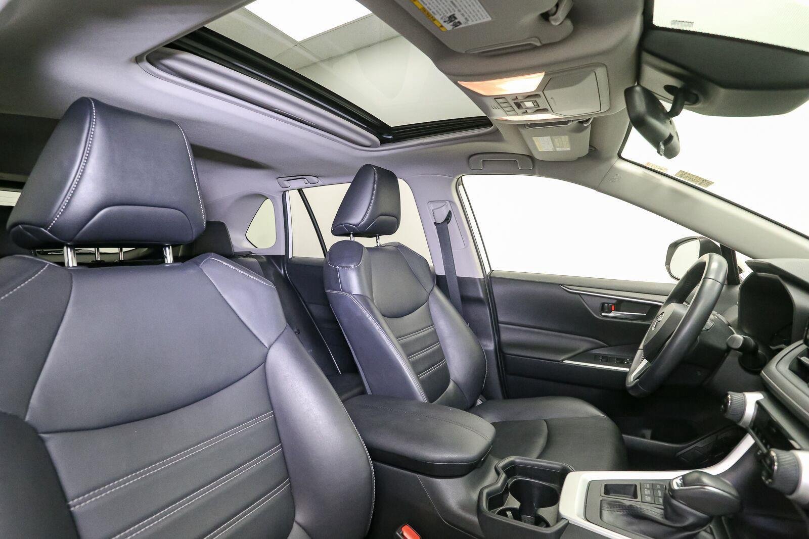 Used 2019 Super White Toyota XLE Premium image 20