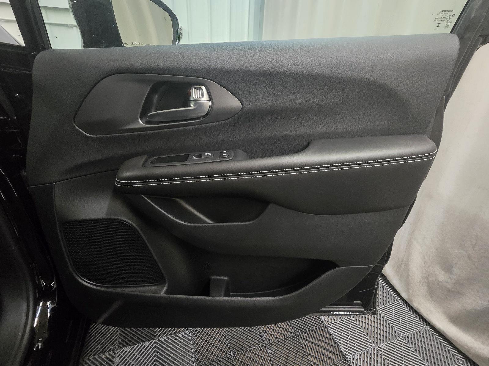 2026 Chrysler Pacifica Select - Photo 47