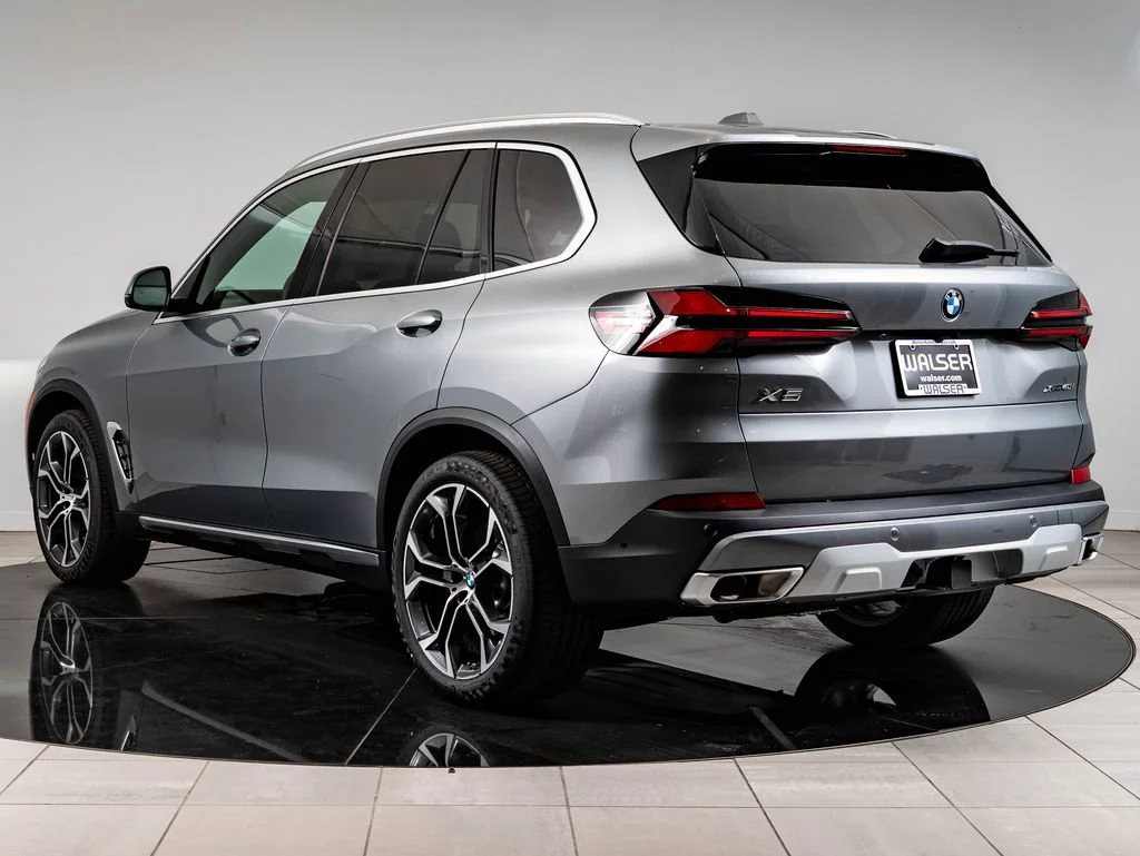 New 2026 Skyscraper Grey Metallic BMW xDrive40i image 6