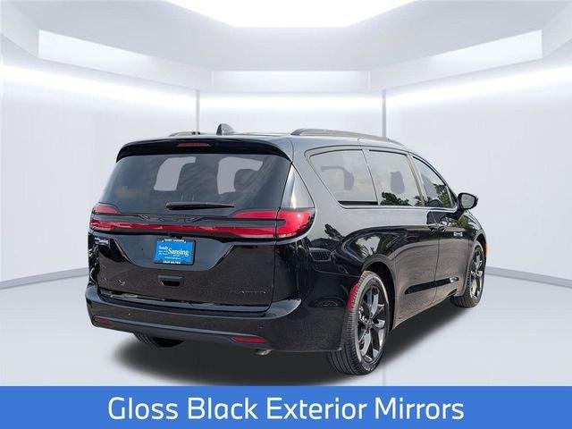 New 2027 Diamond Black Crystal Pearl-Coat Exterior Paint Chrysler Limited image 6