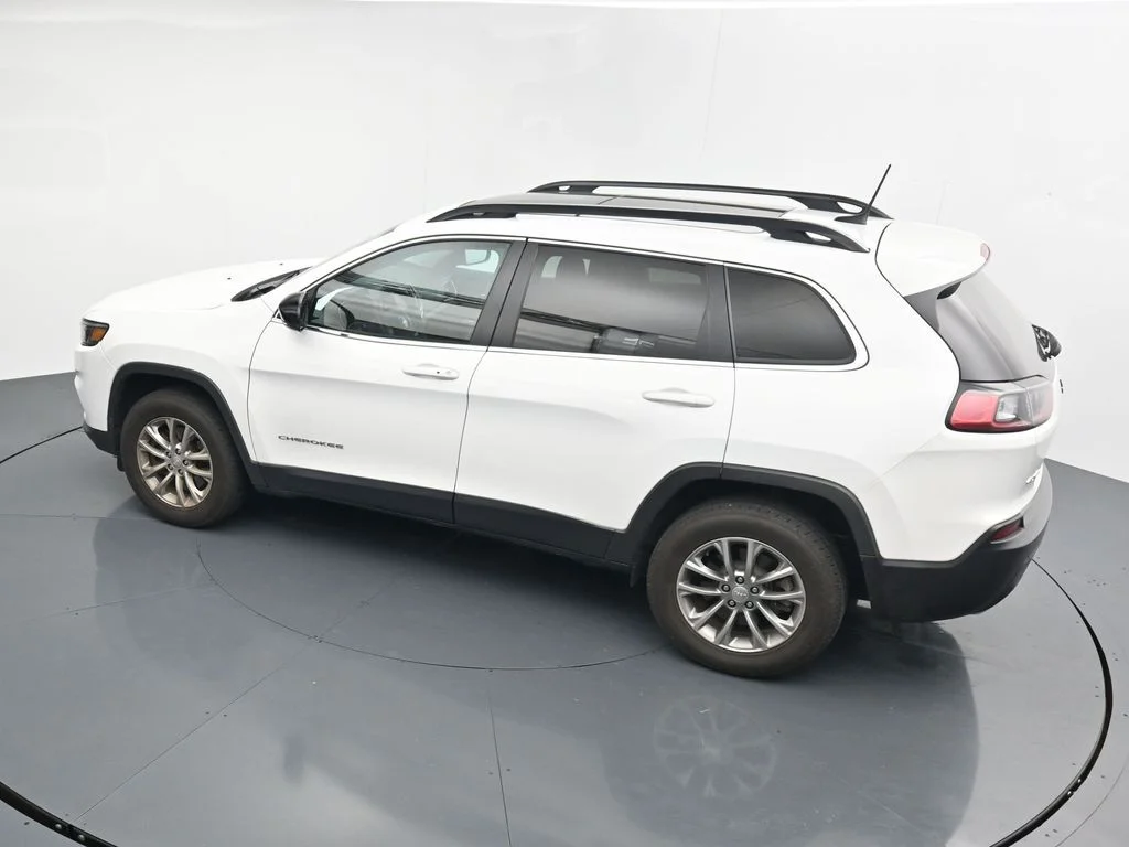 Used 2022 White Jeep Latitude Lux image 12