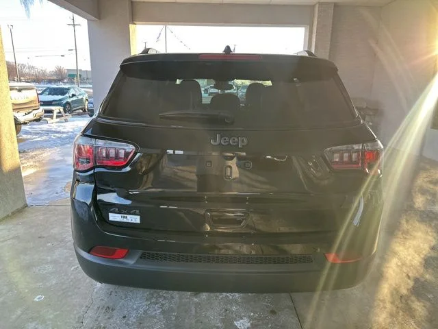 New 2026 Diamond Black Crystal Pearl-Coat Exterior Paint Jeep Latitude image 4