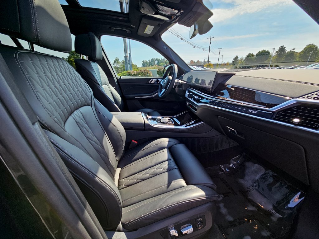 Certified Used 2025 Carbon Black Metallic BMW xDrive40i image 17