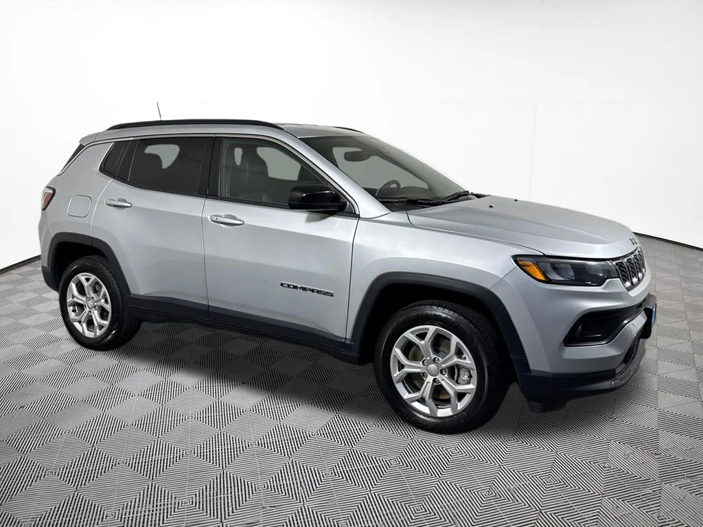 Used 2024 Silver Jeep Latitude image 5