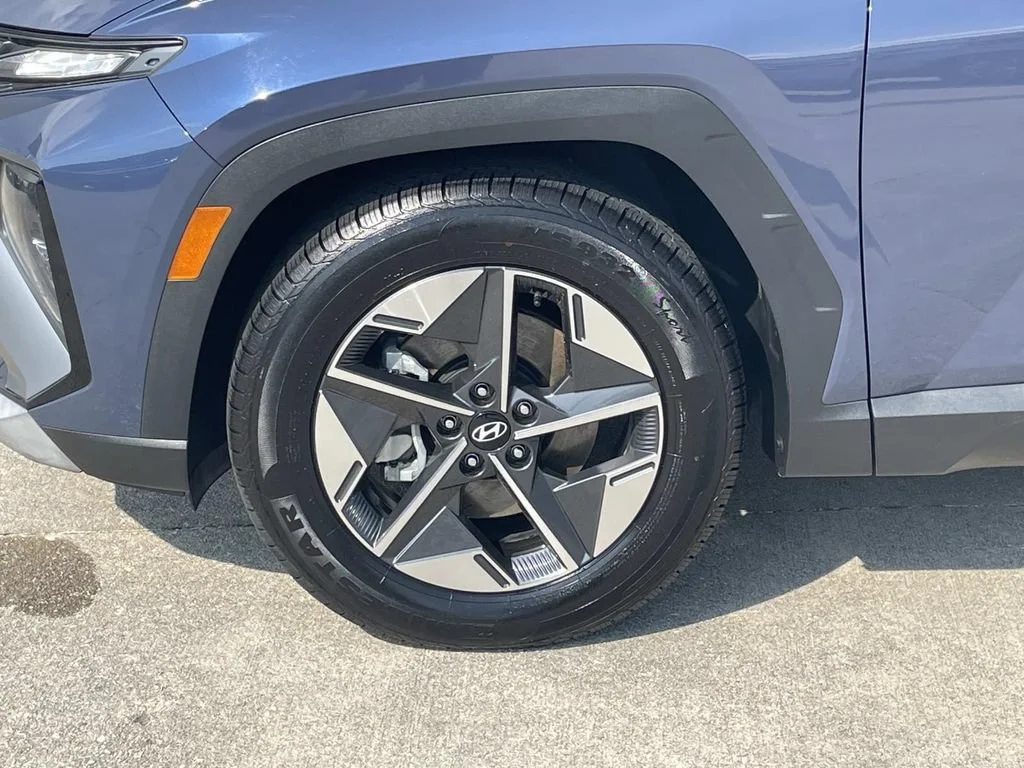 Used 2025  Hyundai SEL image 7
