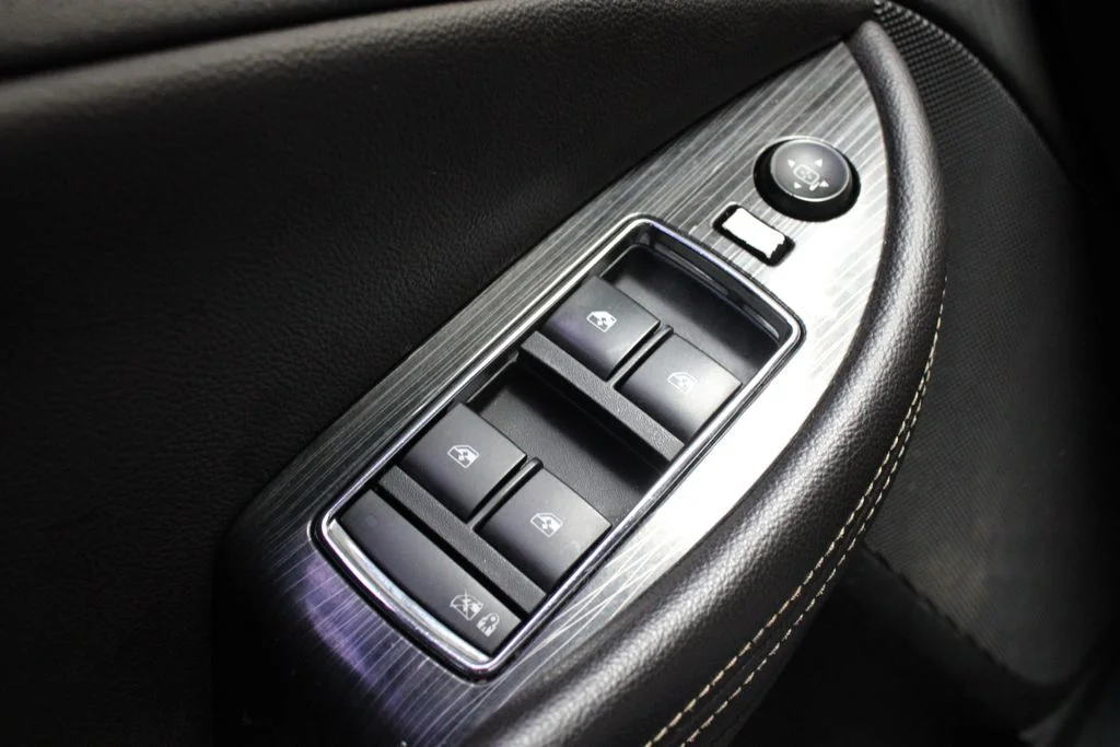 Used 2018 White Chevrolet LT image 9