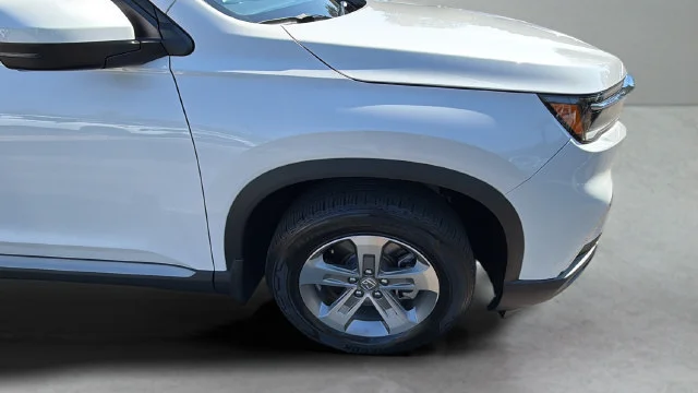 Used 2025 White Honda EX-L image 40