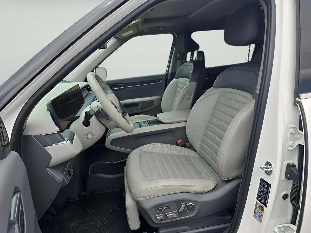 Used 2024 Snow White Pearl Kia Land image 29