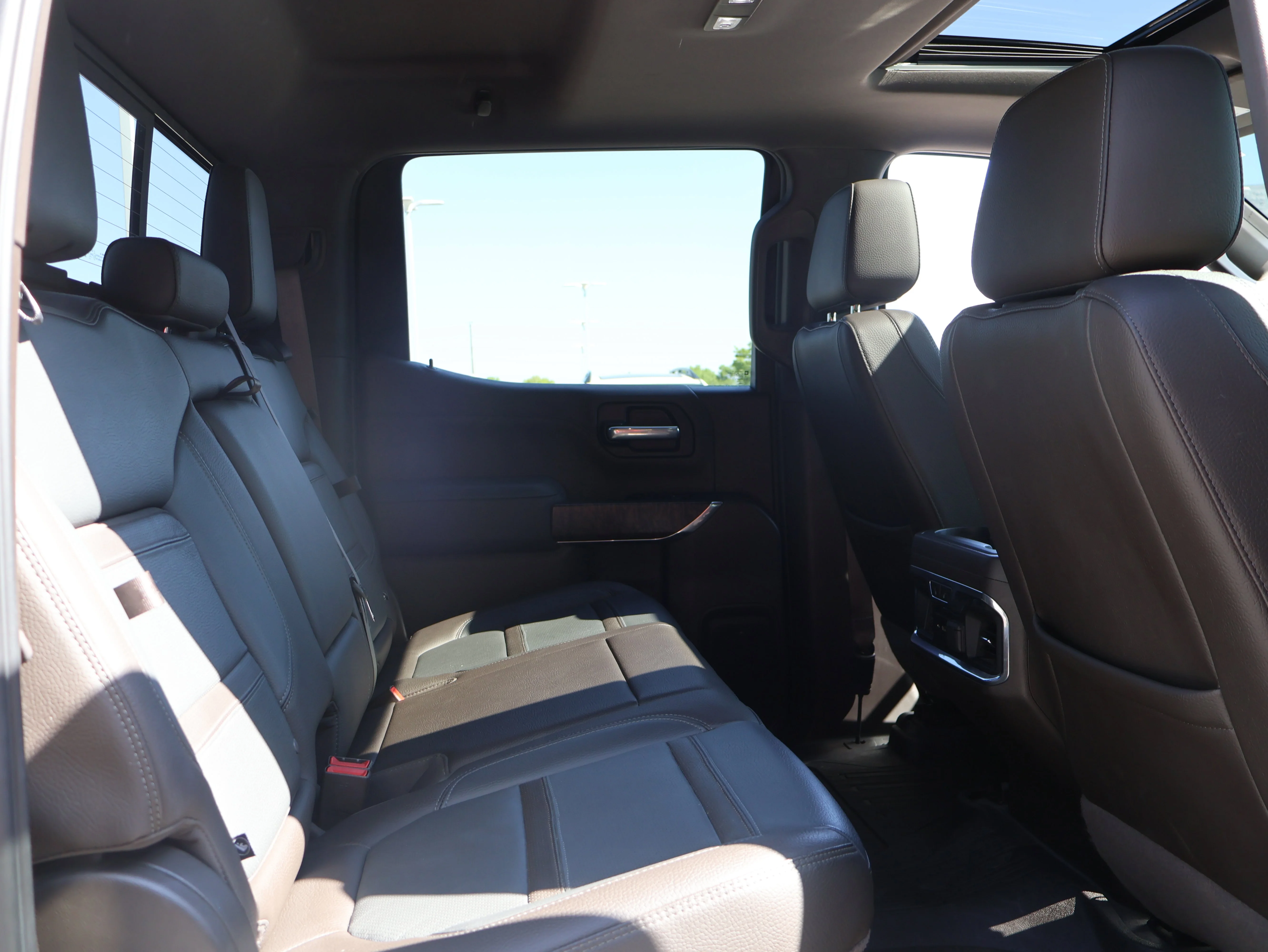 Used 2019 White Frost Tricoat GMC Denali image 13