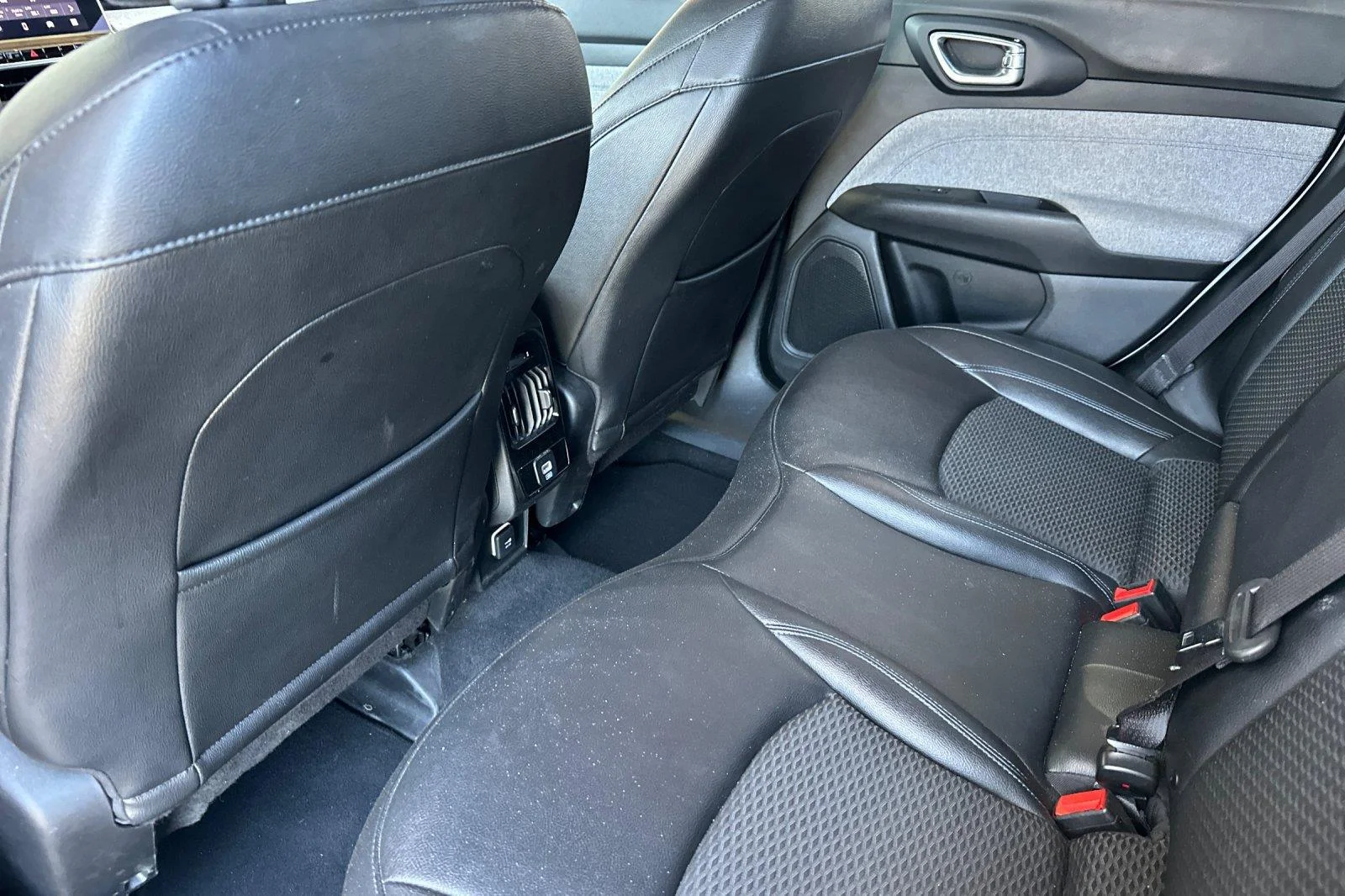 Used 2024 Bright White Clearcoat Jeep Latitude image 12