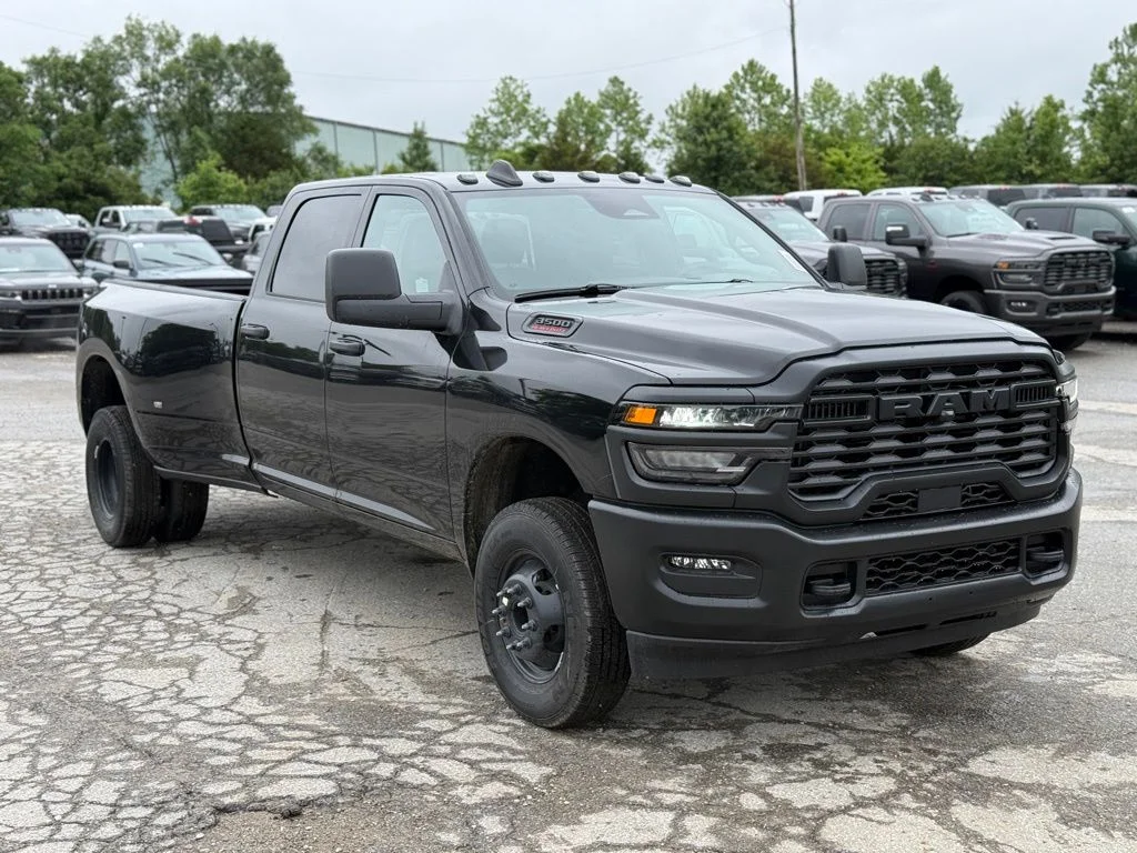 New 2026 Diamond Black Crystal Pearl-Coat Exterior Paint RAM Tradesman image 4