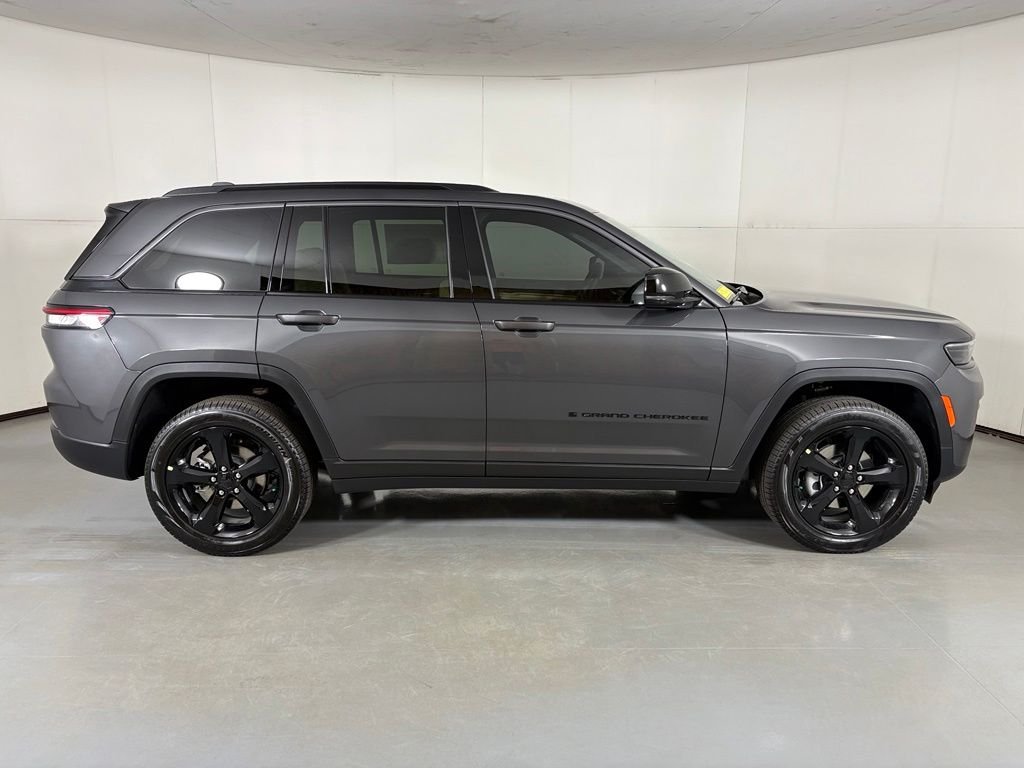 New 2026 Baltic Gray Metallic Clear-Coat Exterior Paint Jeep Limited image 9