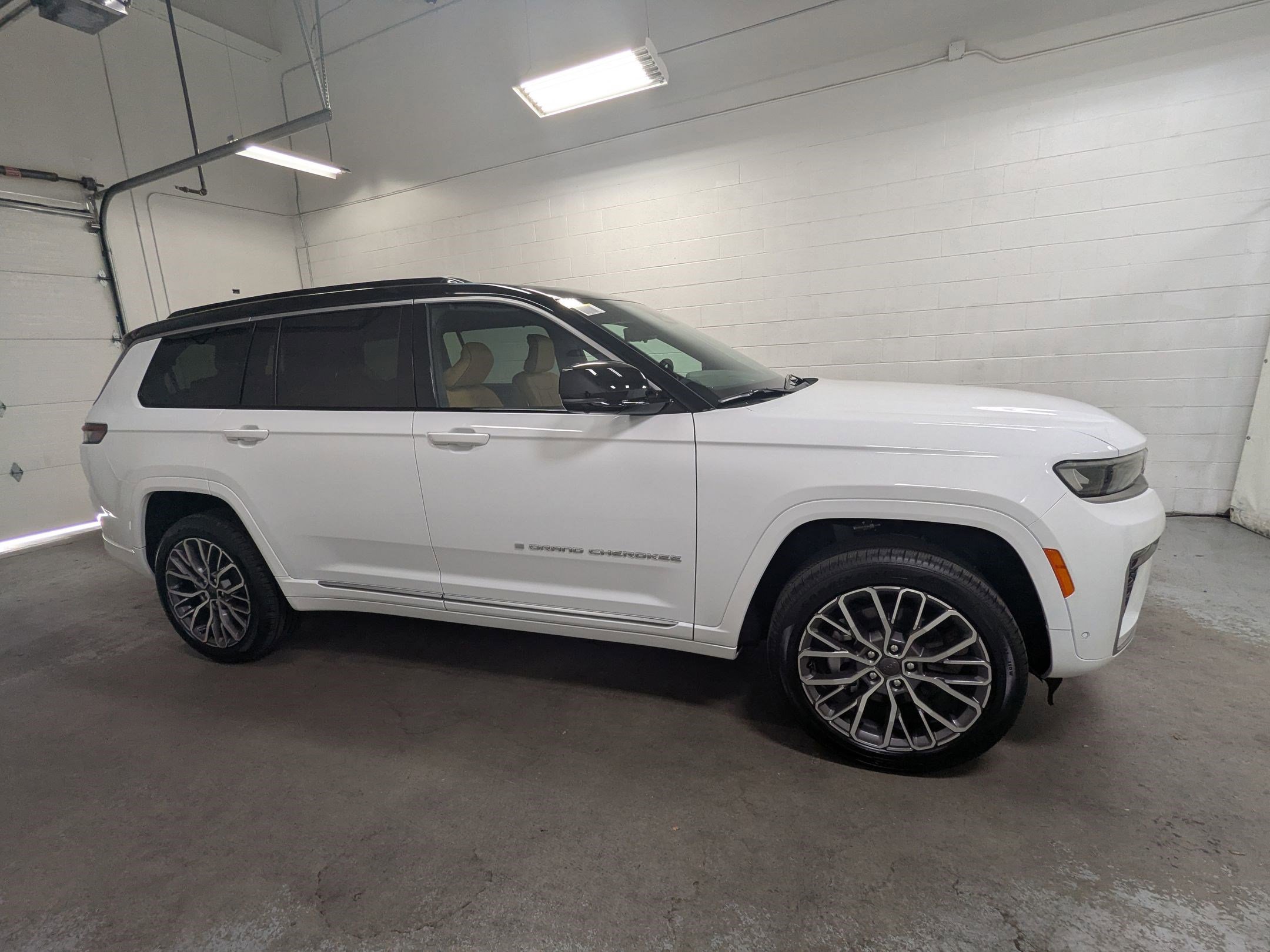 New 2026 Bright White Clear-Coat Exterior Paint Jeep Summit image 3