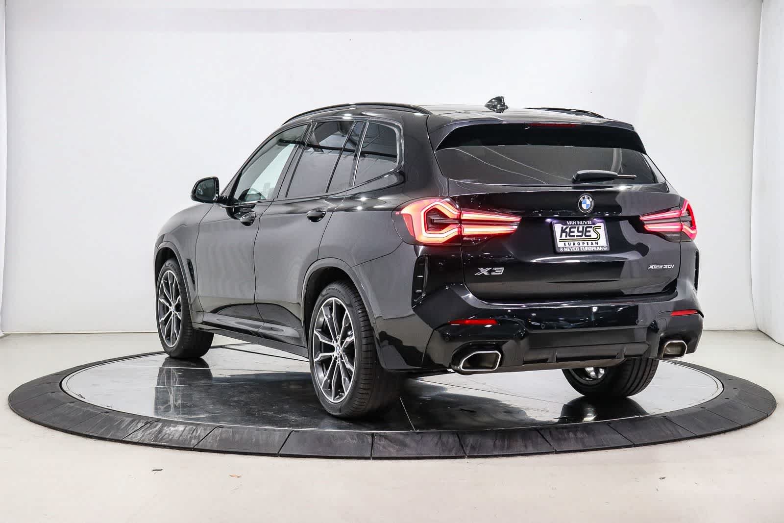 Used 2022 Black Sapphire Metallic BMW xDrive30i image 2