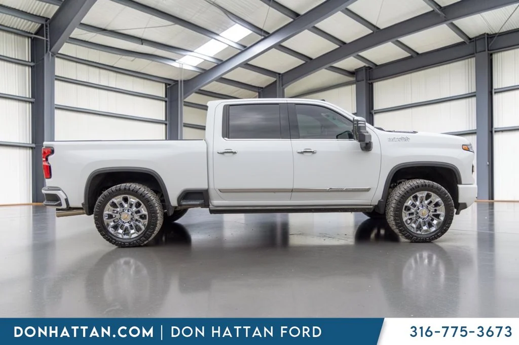 Used 2025 White Chevrolet High Country image 28