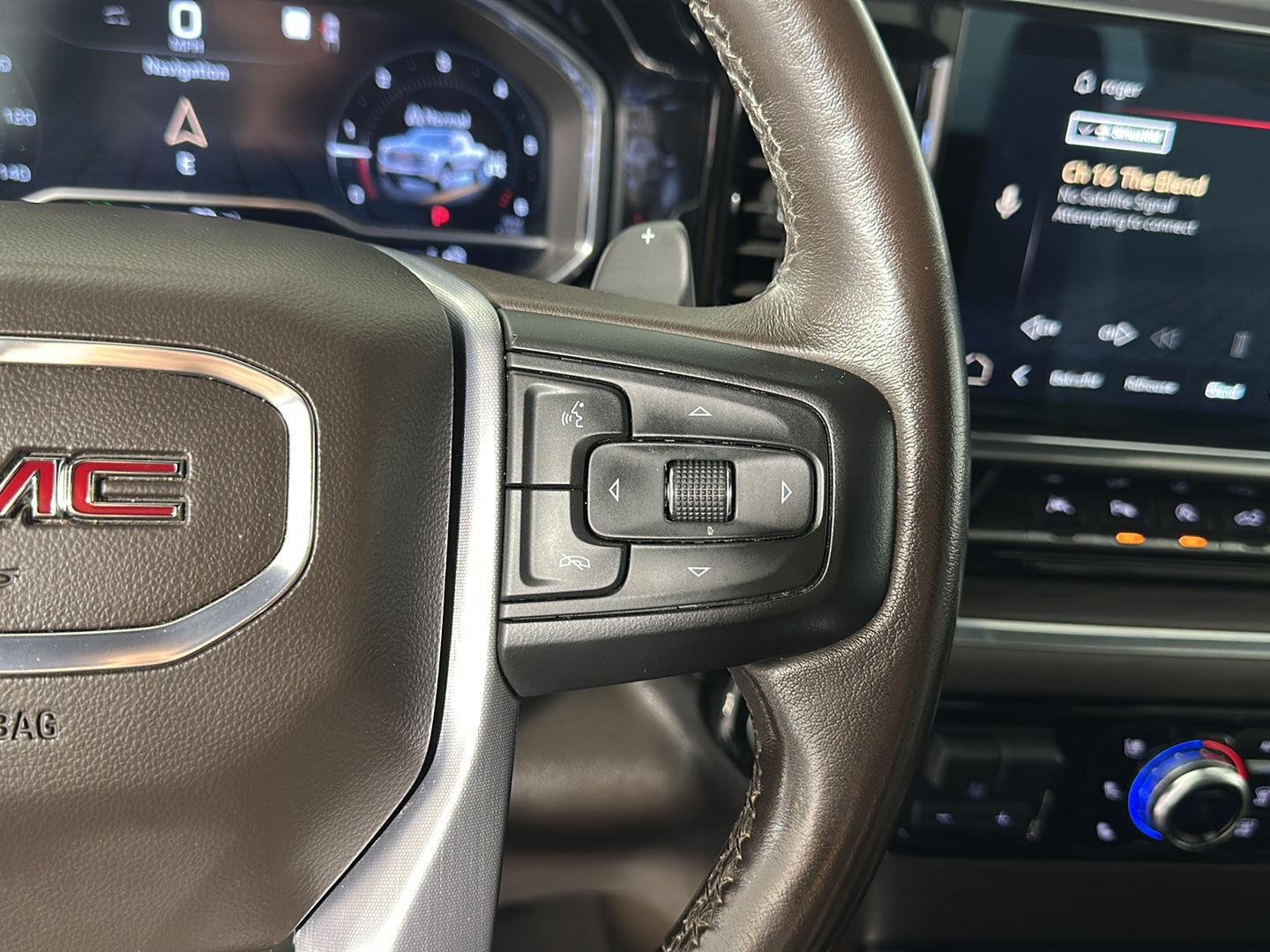 Used 2022 White Frost Tricoat GMC SLT image 18