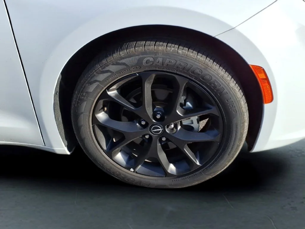 Used 2025 White Chrysler Limited image 14