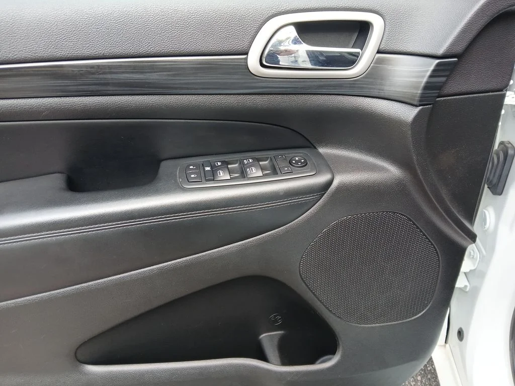 Used 2020 White Jeep Altitude image 24