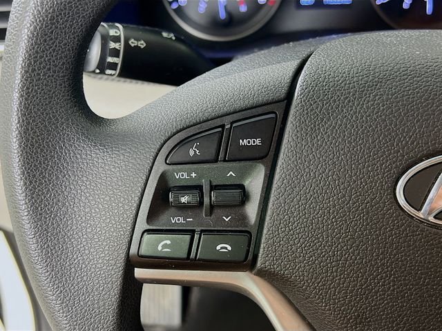 Used 2020 White Hyundai SE image 13