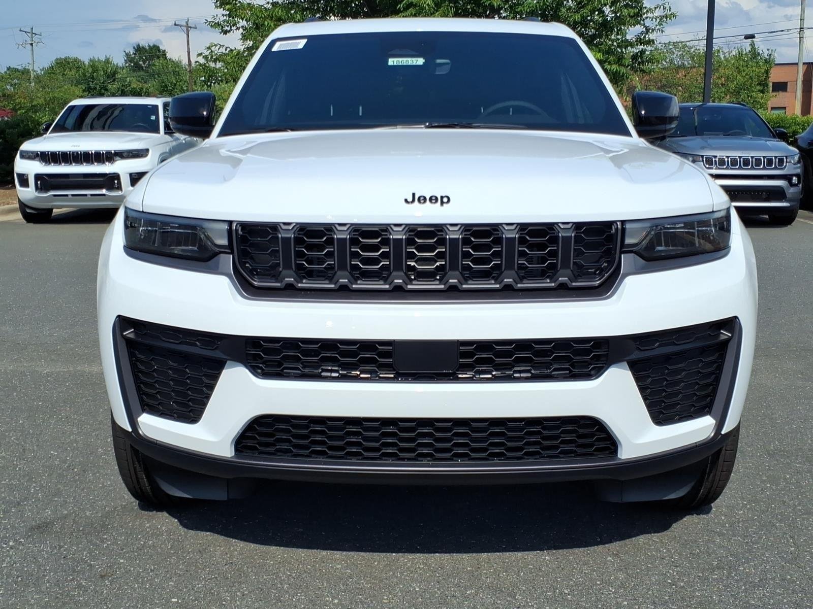 New 2026 Bright White Clear-Coat Exterior Paint Jeep Laredo Altitude image 12
