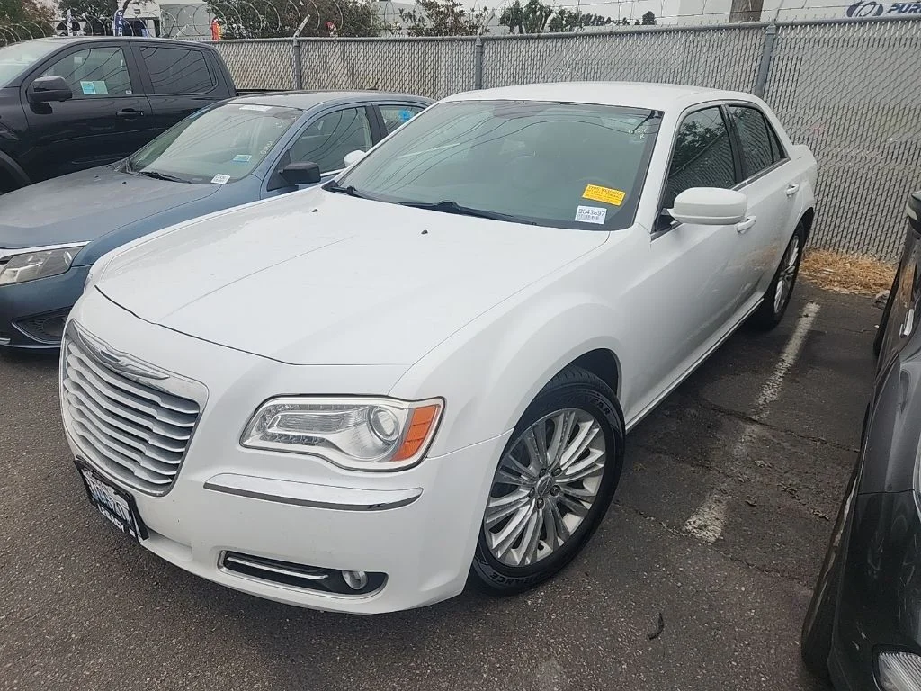 Used 2013 White Chrysler Base image 3