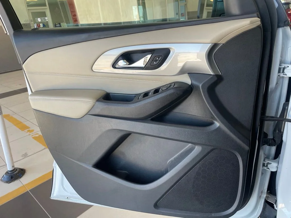 Used 2022 White Chevrolet LS image 9